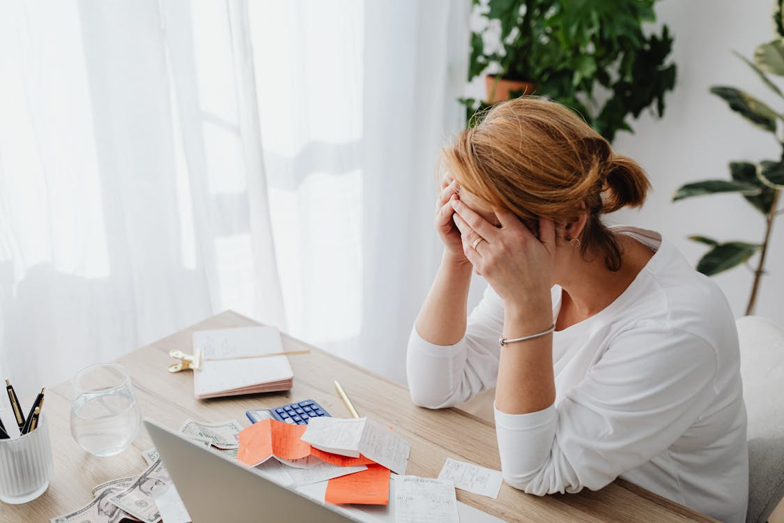 Het Belang van Investeren in een ICT-afdeling: Waarom Oude Systemen en Technical Debt Uw Bedrijf in de Weg Zitten - Waarom investeren in een moderne ICT-afdeling cruciaal...