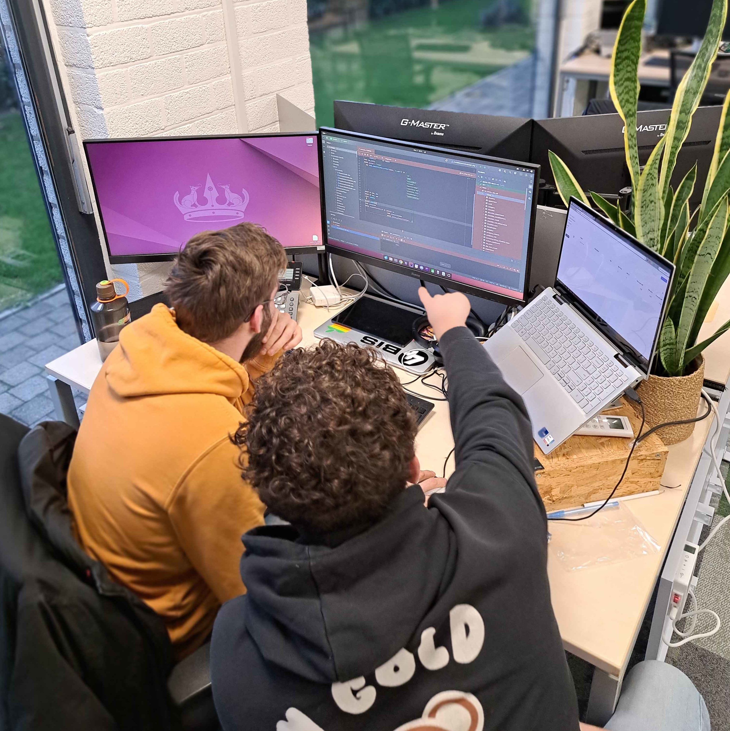 Leden van het 4BIS technische team die samen programmeren Leden van het 4BIS technische team die samen programmeren