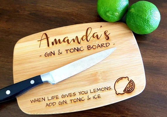 Gin & tonic board is een leuk cocktail cadeau voor haar voor 15 euro